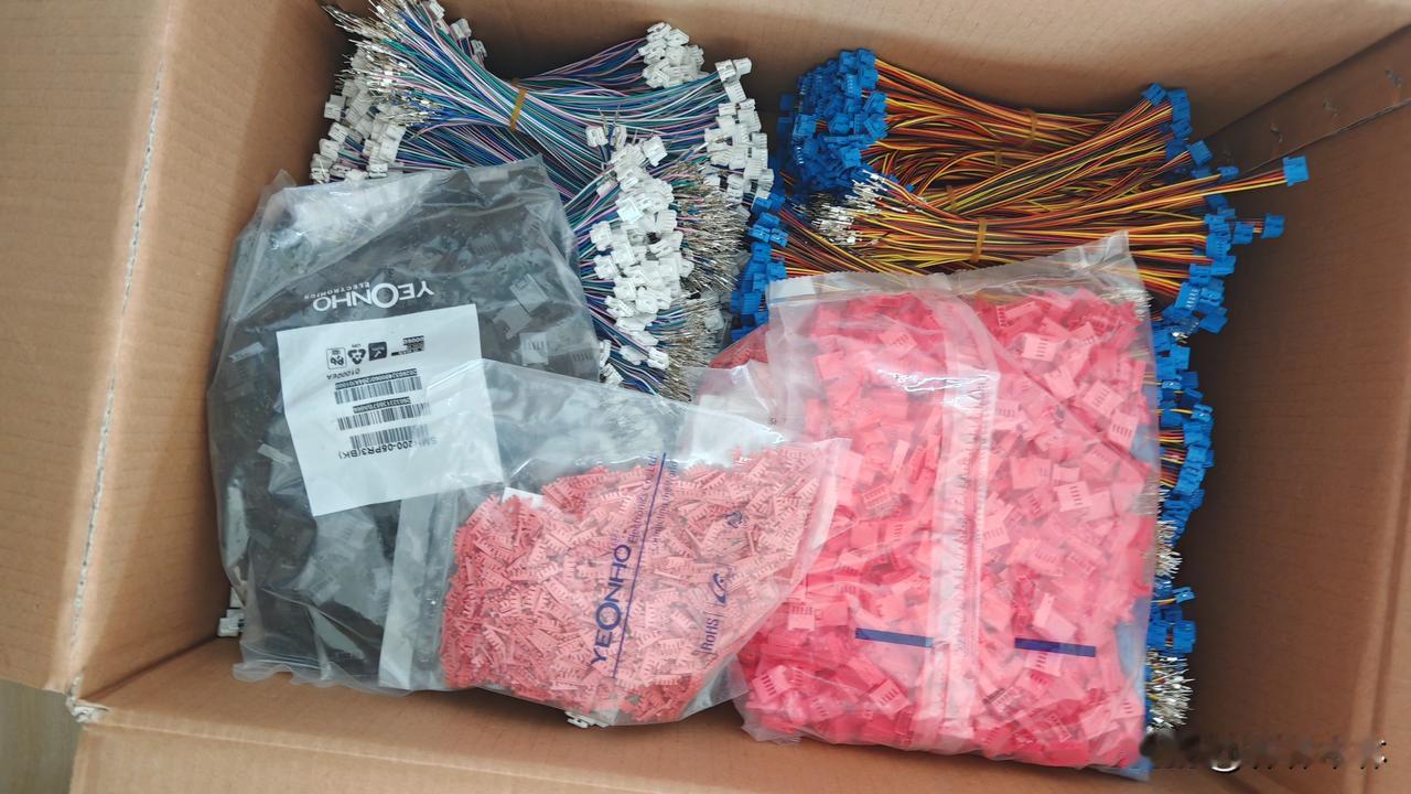 沉默了10多天
厂子终于又来送货了
这次一下子送了2000个手工活
老板说之前之