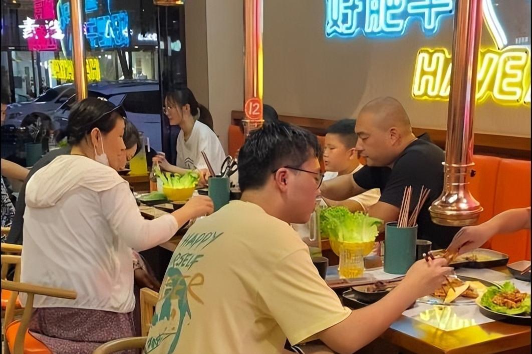 网红自助烤肉，开始批量倒闭了？
 
2024年还排队两小时的店，2026年夏天集