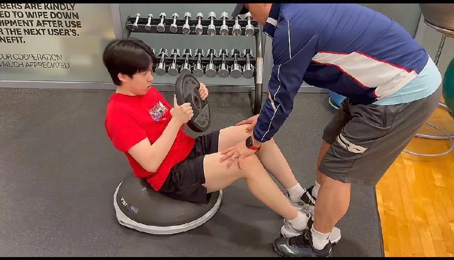 王楚钦王楚钦是中国乒乓球男队新生代的领军人物，世界排名高居前列。他左手横拍，技术