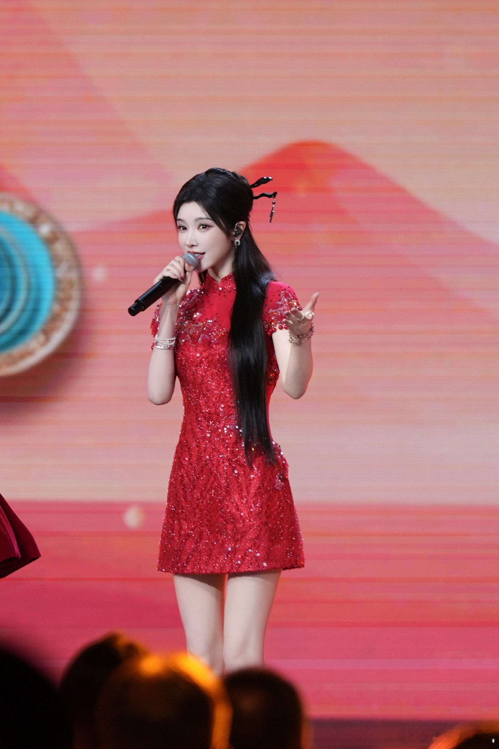 戴燕妮红色闪钻旗袍 红色旗袍本就经典，加上满铺闪钻更显华丽，戴燕妮完美驾驭这份风