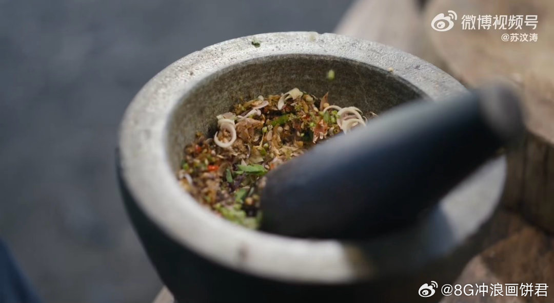 一道菜藏着泰国版耙耳朵哲学 泰国的北碧府，藏着两样宝：一是用罗勒炒出灵魂的“炒酒