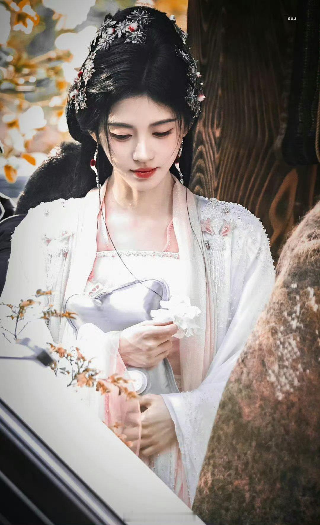 鞠婧祎陈都灵牵手路透 好养眼啊 