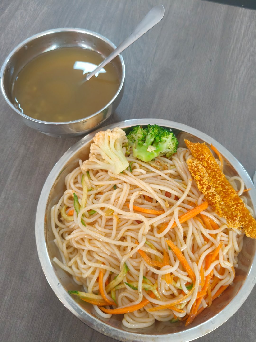 一开始以为是干拌螺蛳粉 