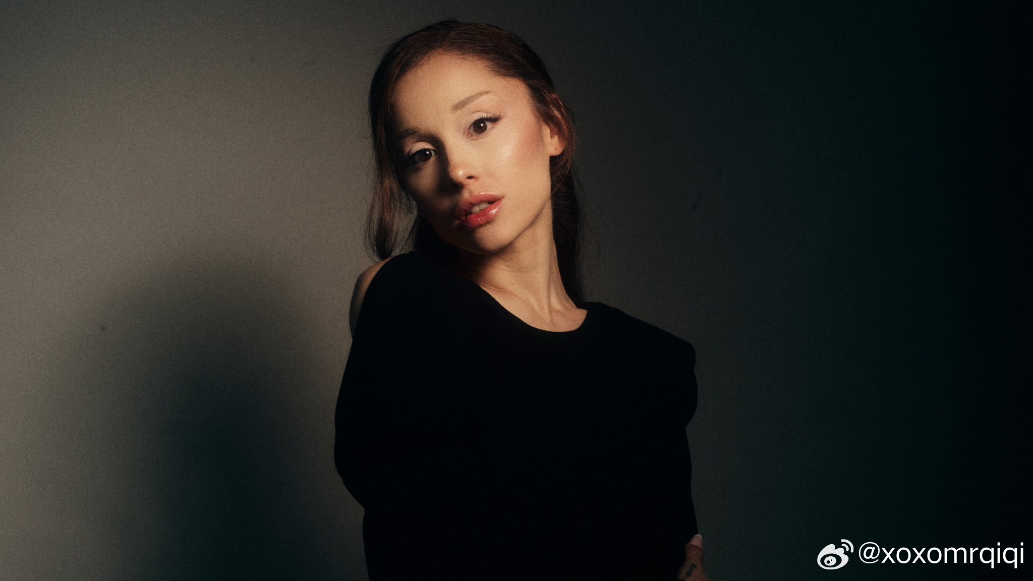 Ariana Grande回归新专《petal》总时长36分钟：1. kiss 