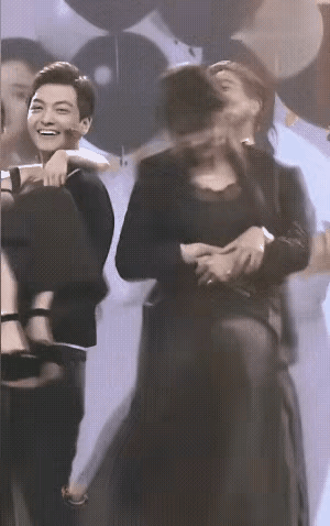 《欢乐颂》宣传那会儿玩得这么尽兴吗？
瞧刘涛和包总的自然模样
着实让人有些看不下