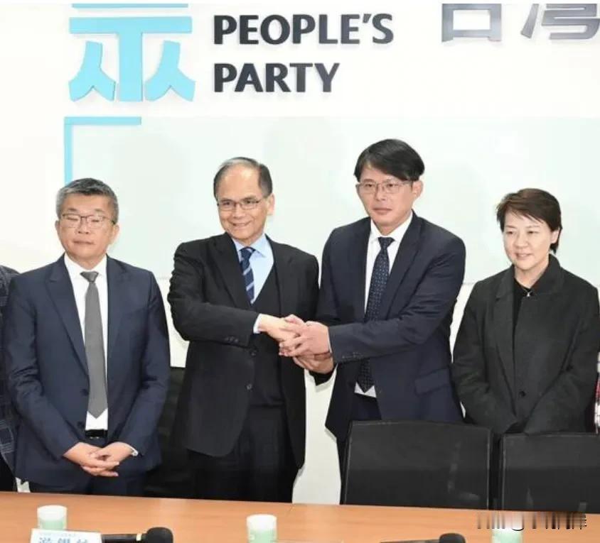 在国民党的韩国瑜率先拜会民众党一干民意代表后，民进党的游锡堃也立即跟进，在29日