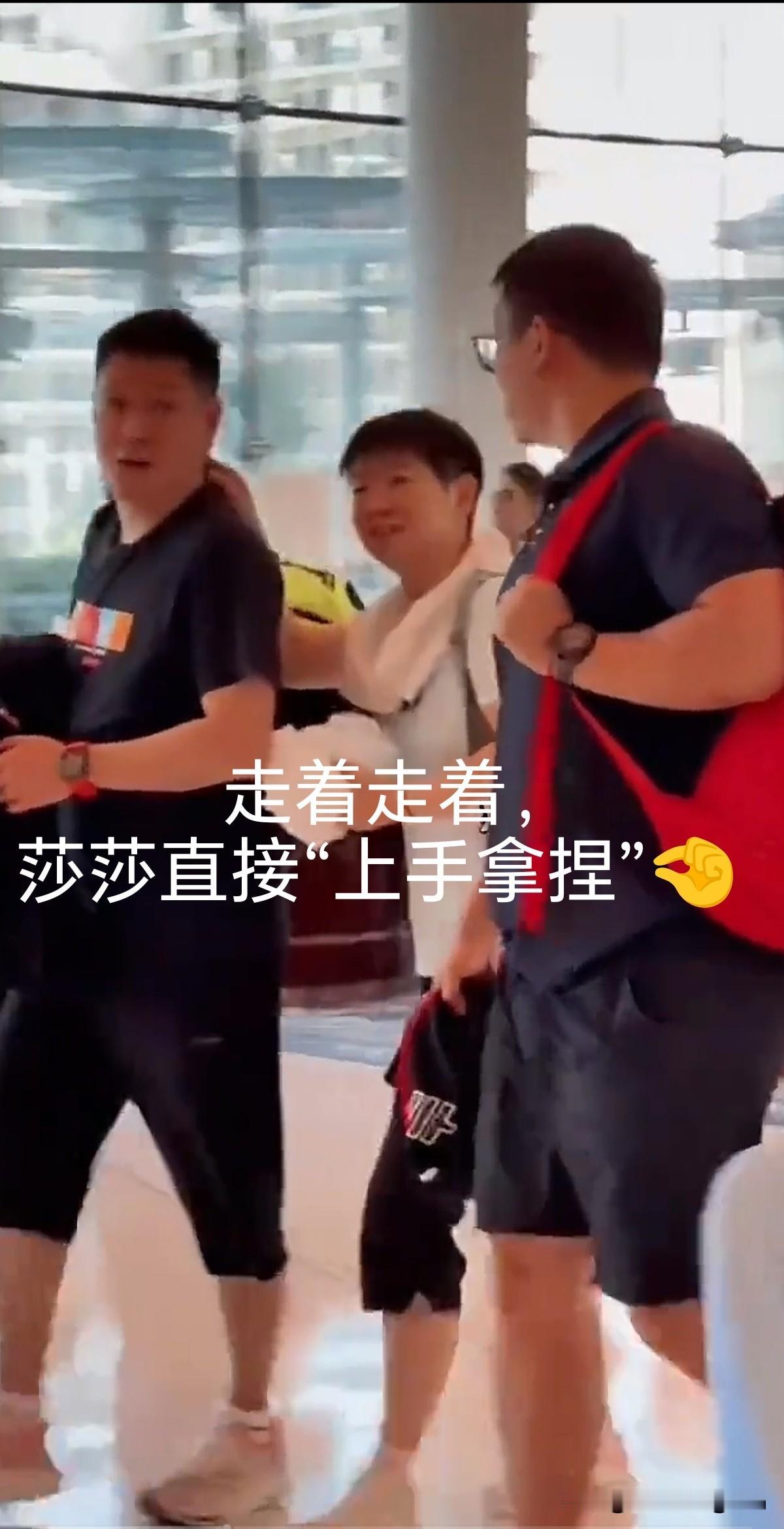 莎莎和Coco师徒之间的相处模式真的是羡煞旁人哦！就像父女之间的那种既随意又特别