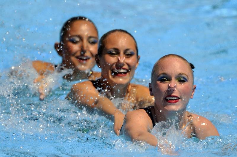 “水上芭蕾”也就是花样游泳，它的练成可太不容易了。普通人憋气不过一两分钟，花样游