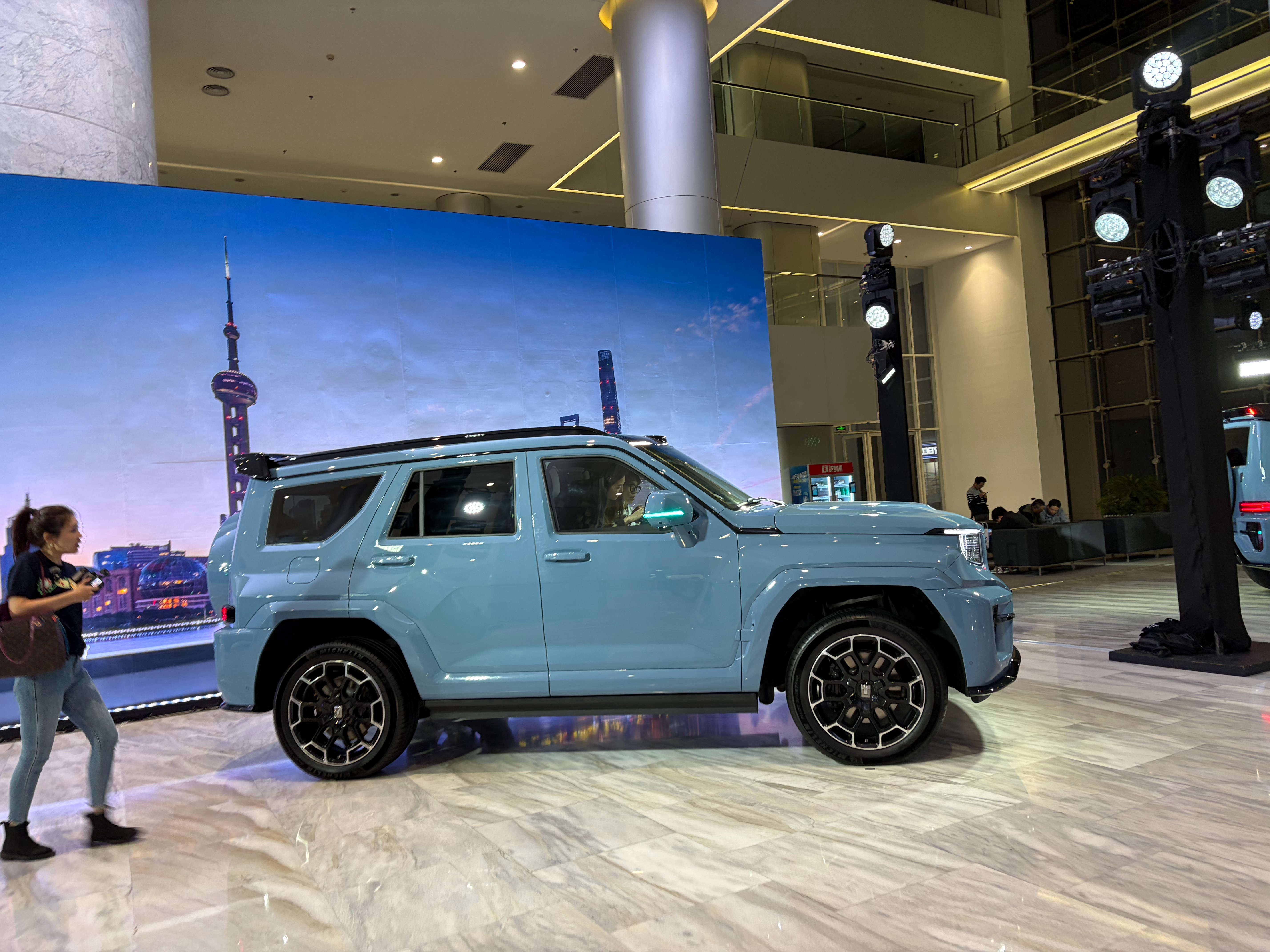 跟某人争论了半天，坦克700到底选敦煌青还是远山灰？可我是蓝蓝啊，能选别的颜色吗