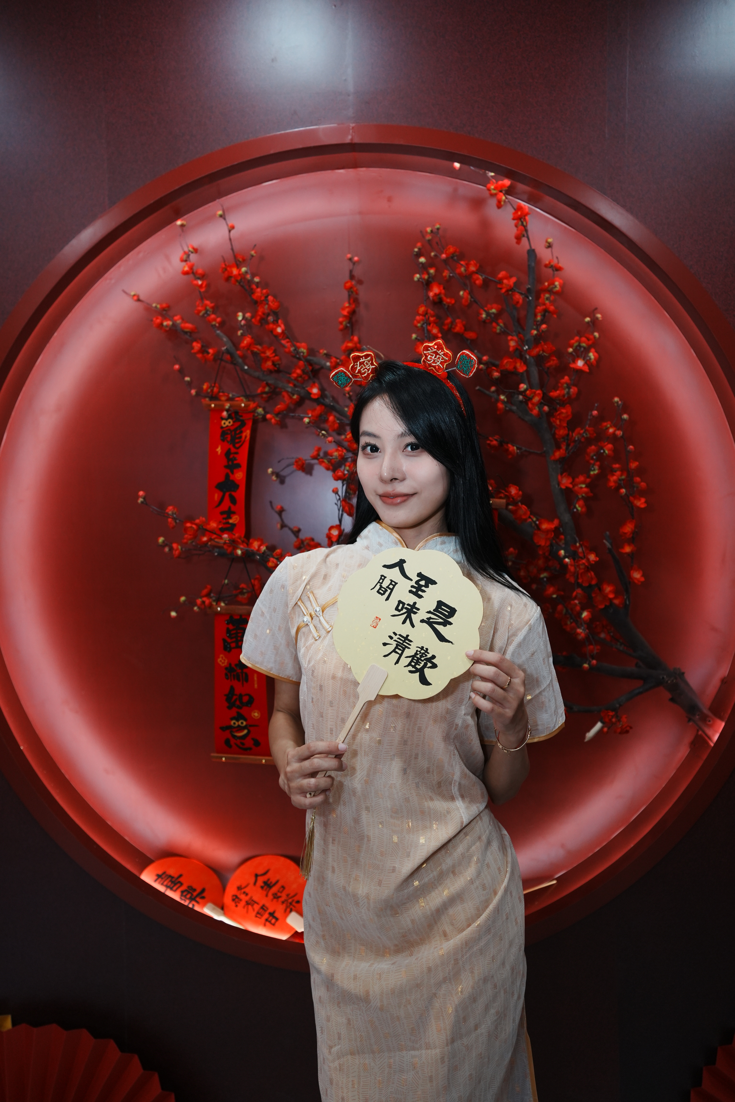 挺好的，给没能回家过年的人也提供了拍新年照的打卡地，有点温度的，你回家过年了吗？