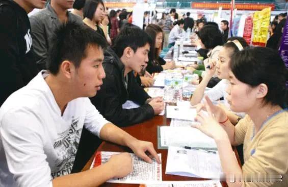贫困学生又翻车了，农村老两口砸锅卖铁给985名学生，现状让人感叹不已。


高考