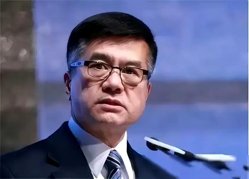 骆家辉，美国华裔前州长，曾坚定地反对华为，以国家安全为由。然而，他退休后却选择回