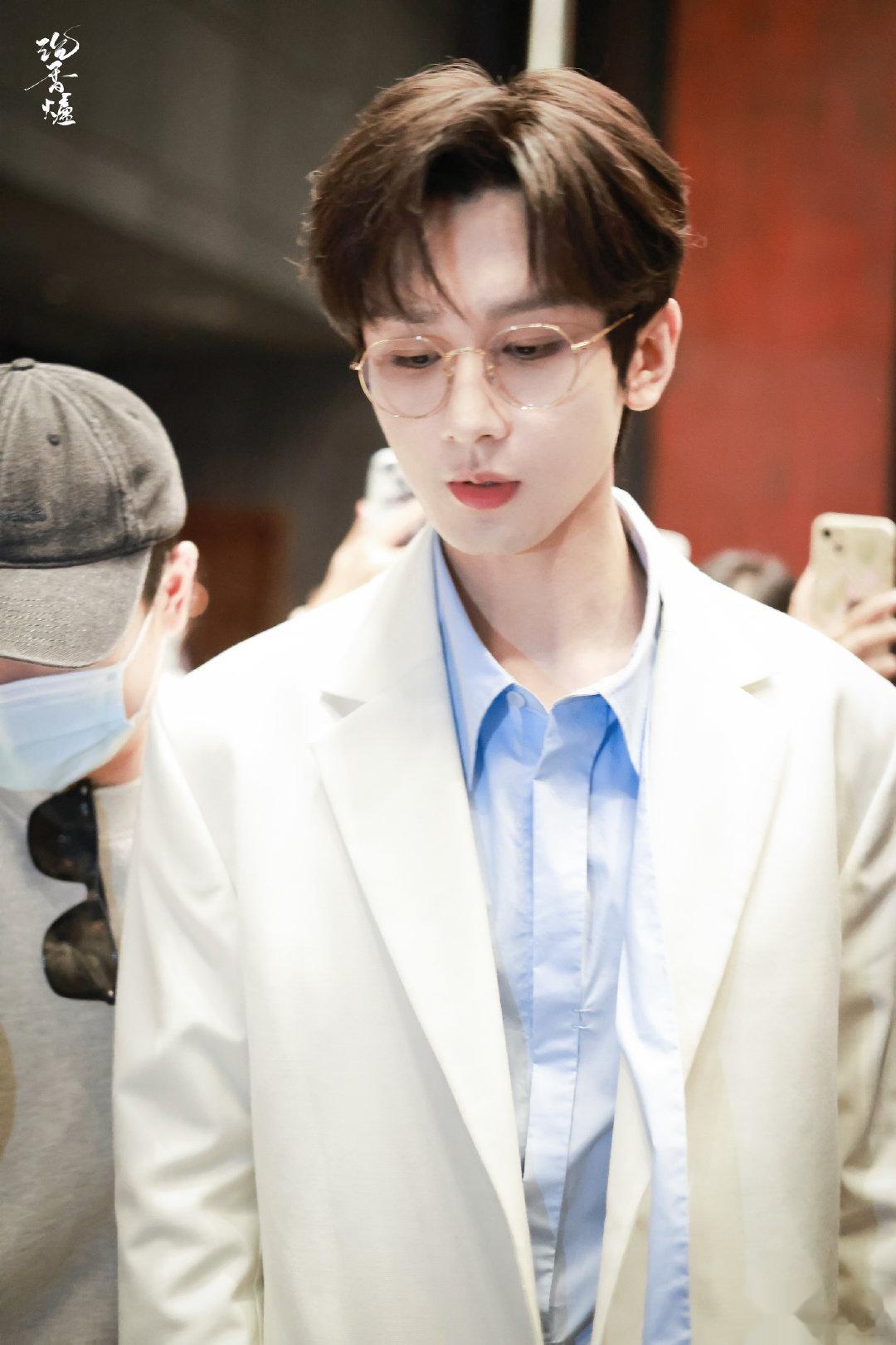 #戴眼镜的成毅好雅痞# 咱就是说成毅戴了金丝眼镜后看上去真的好雅痞，真的好像看到