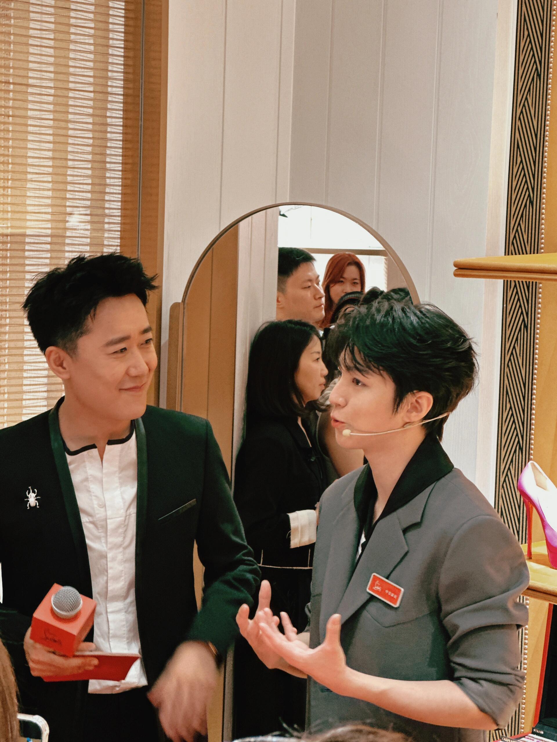 王俊凯[超话]  主持人演我，我也想这么盯着店长看！王俊凯cl全球品牌代言人 c