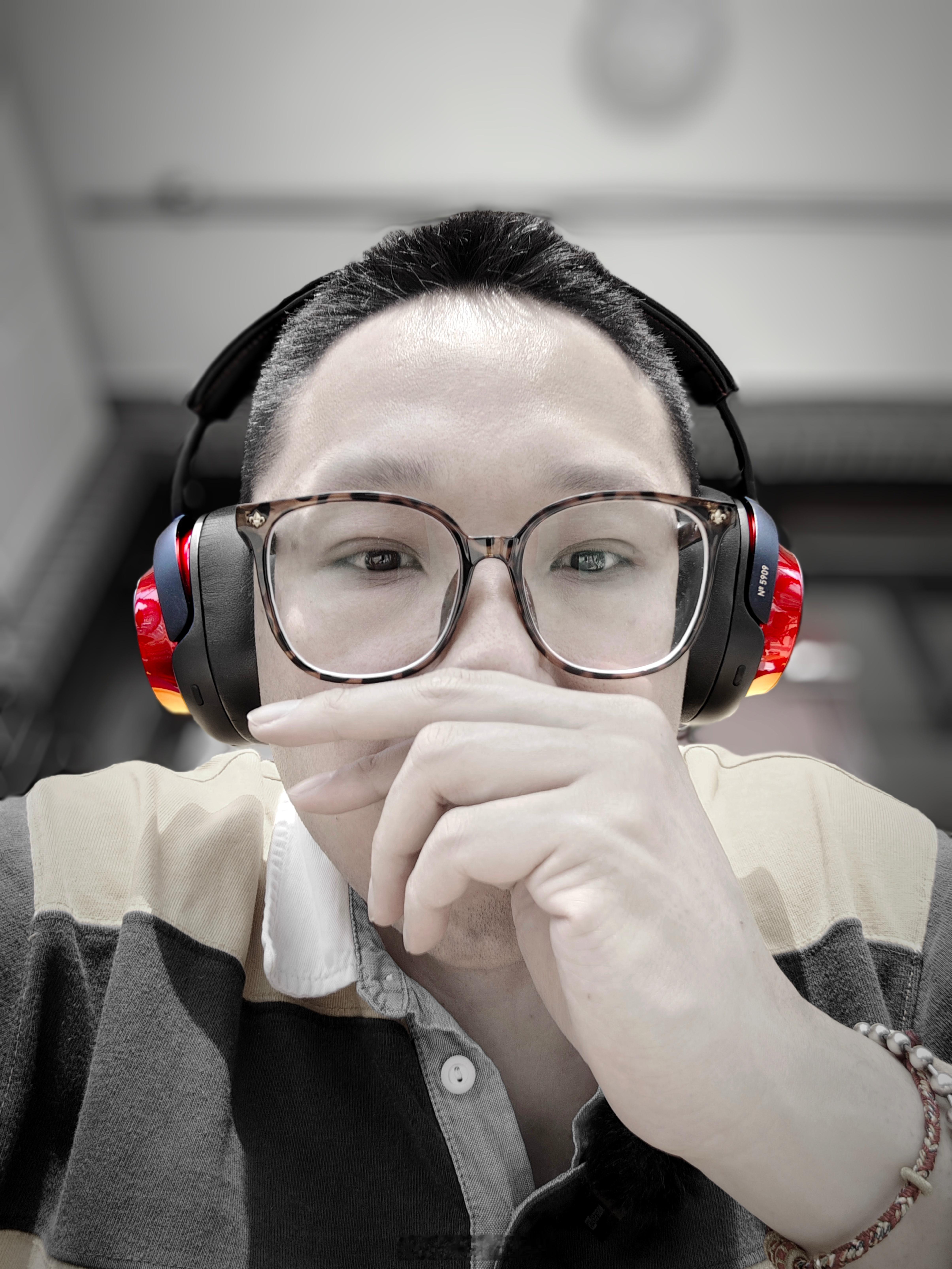 绝了！居然在一副耳机上看到了车漆工艺！恰逢新年，收到了红色的马克莱文森5909。