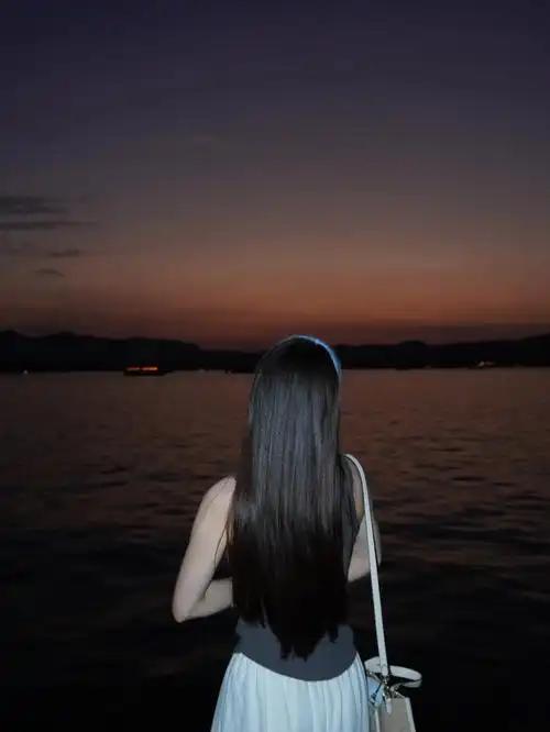 下联：暮暮晚霞落西山。