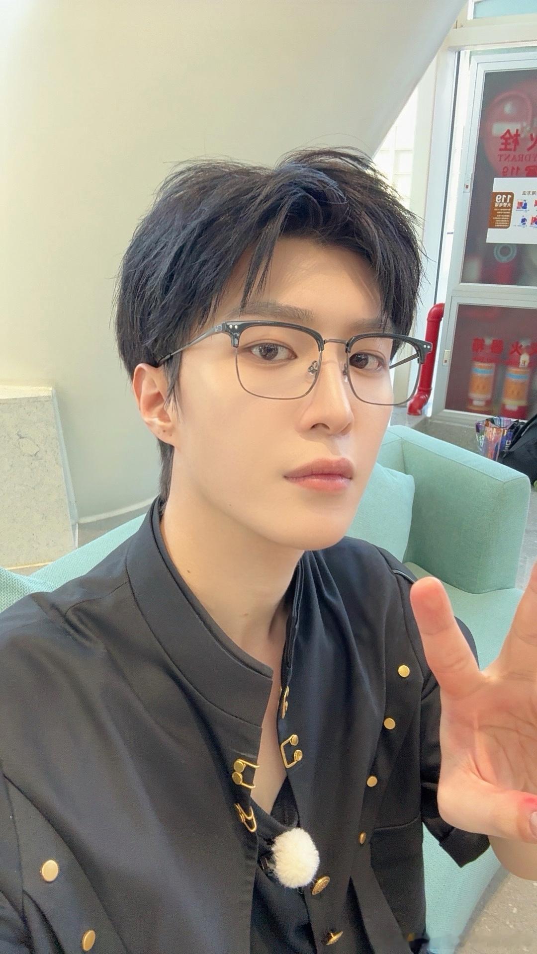 #范丞丞 没否认# 刚睡醒发生神马事嘞 ​​​