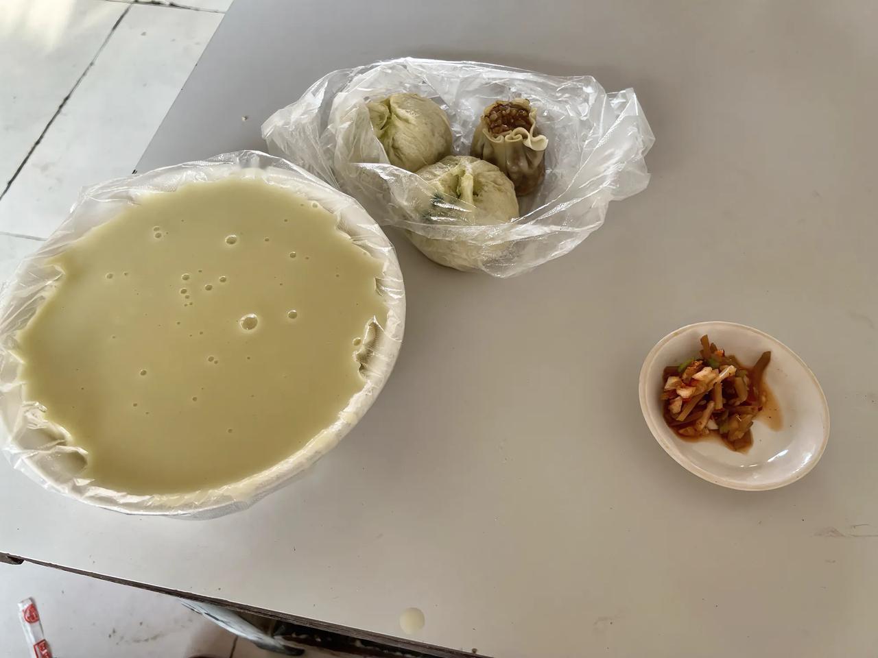 #你们一般早上都喜欢吃什么早餐呢?#我们鲁南一个六线小县城早上吃的早点：
2个素