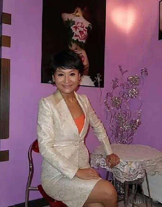 “在美国当狗，也比在中国当人强！”这句话，曾是央视主持人某某的口头禅。她为了嫁给