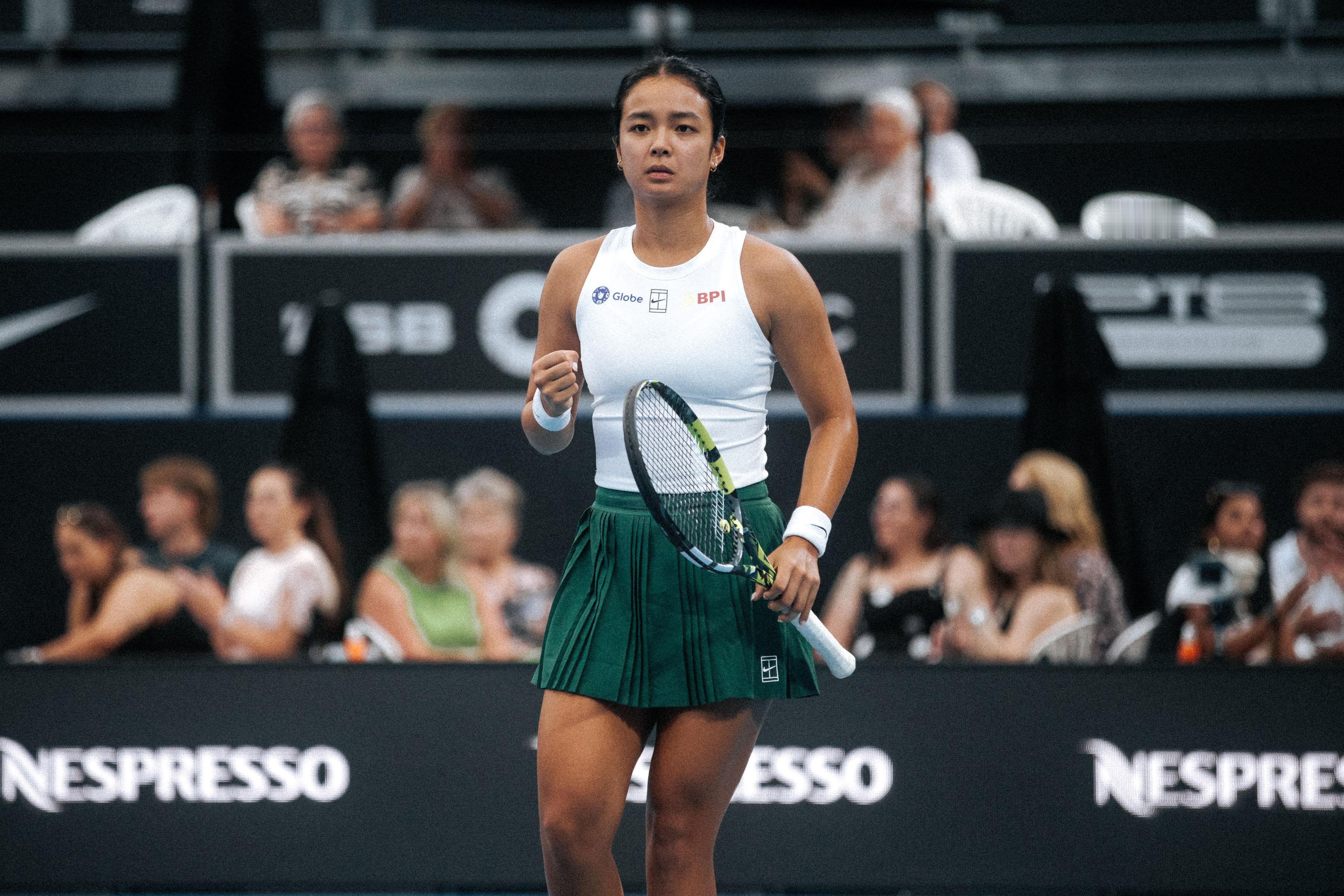 WTA250奥克兰站，4号种子伊埃拉以4-6 6-4 6-4逆转维基奇，首战涉险