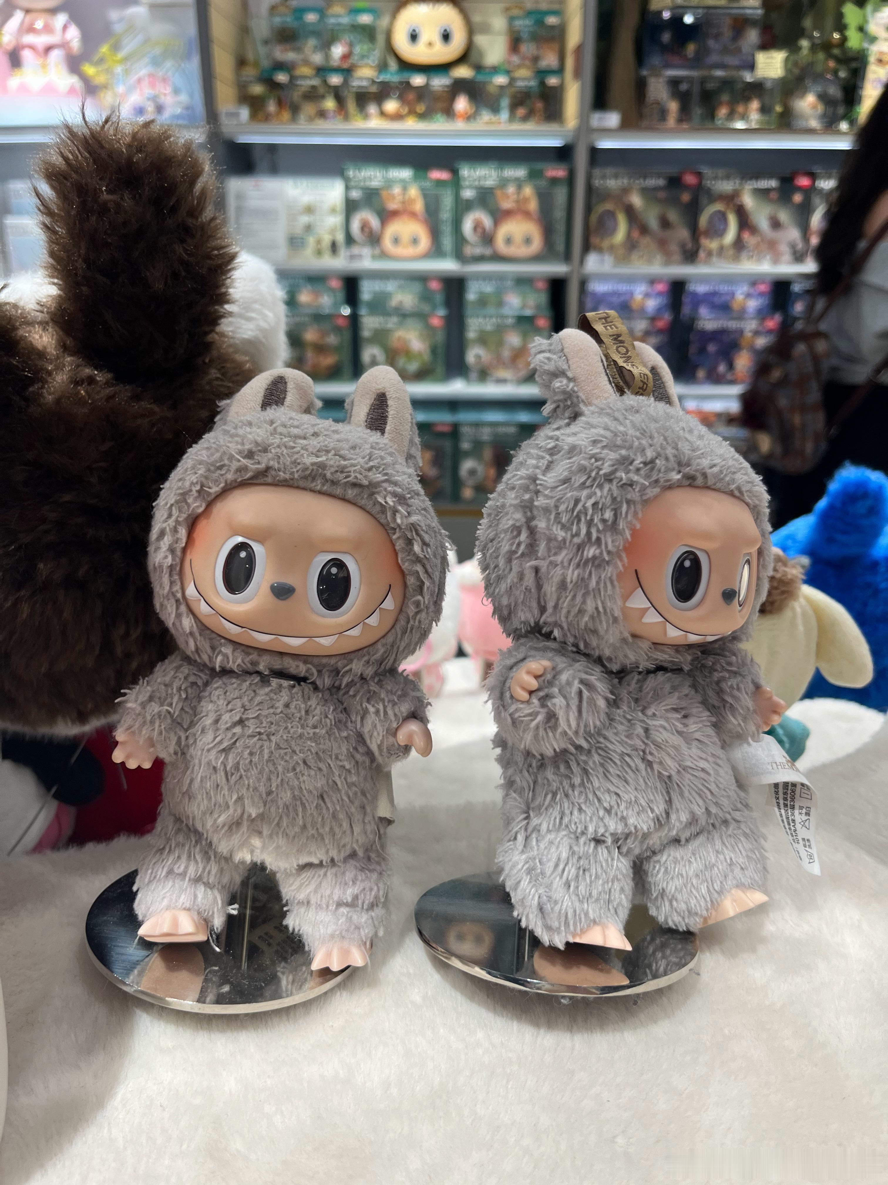 好可爱的拉布布里面人好多呀大家都是labubu 迷吗？ 