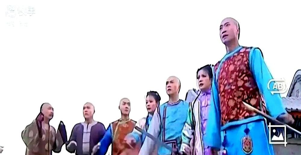 大内高手扔掉刀剑非要肉搏，主角拿刀架脖子就能逼退追兵。这碎了一地的逻辑，硬是扛起