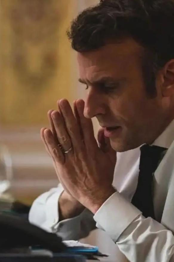 48岁，一国总统，亲手给自己的政治生命画上了句号。

48岁，放在任何行业都是能