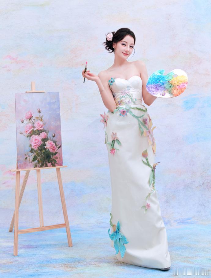 #迪丽热巴油画花仙子既视感##迪丽热巴用花枝绘出最美的玫瑰#迪丽热巴就像油画中的
