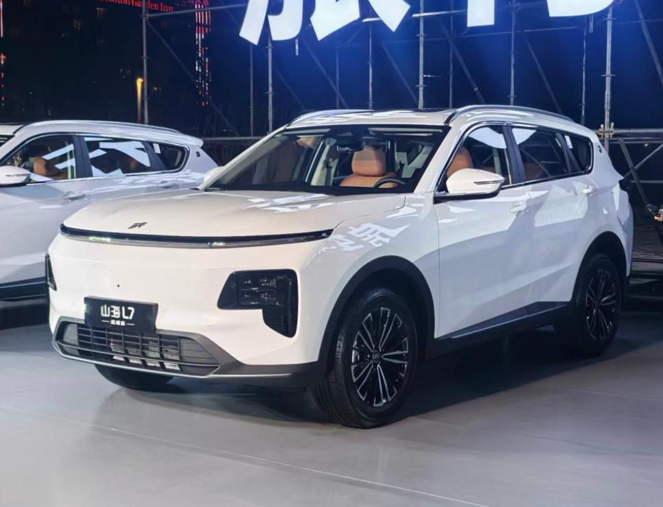 这油价一涨再涨，选车真是越看越闹心。身边不少人问新出的捷途山海 L7，我也琢磨挺