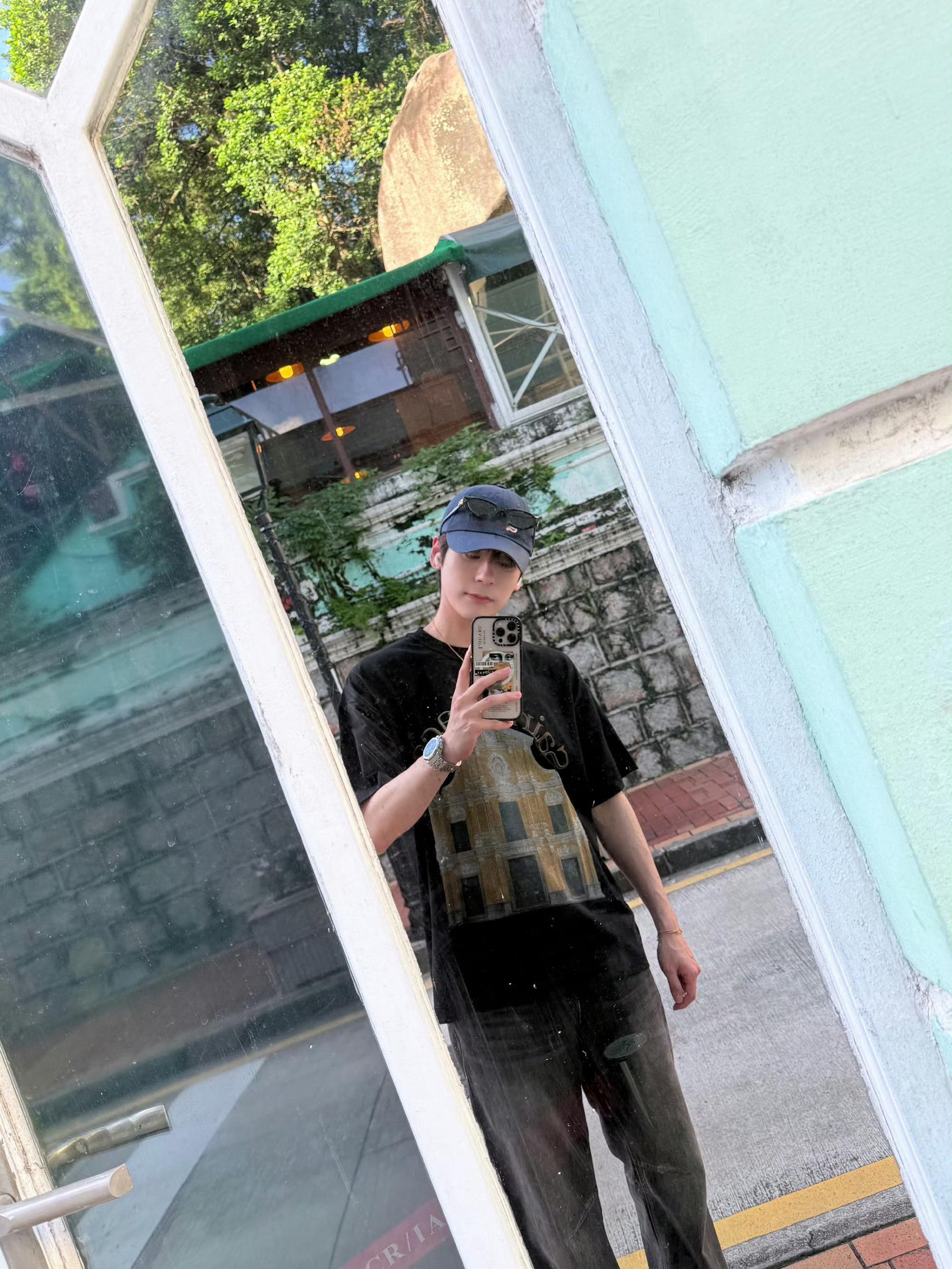 魏哲鸣[超话]  老魏这是开启了澳门休假之旅了吗？那就多对拍帅照，爱看[太开心]