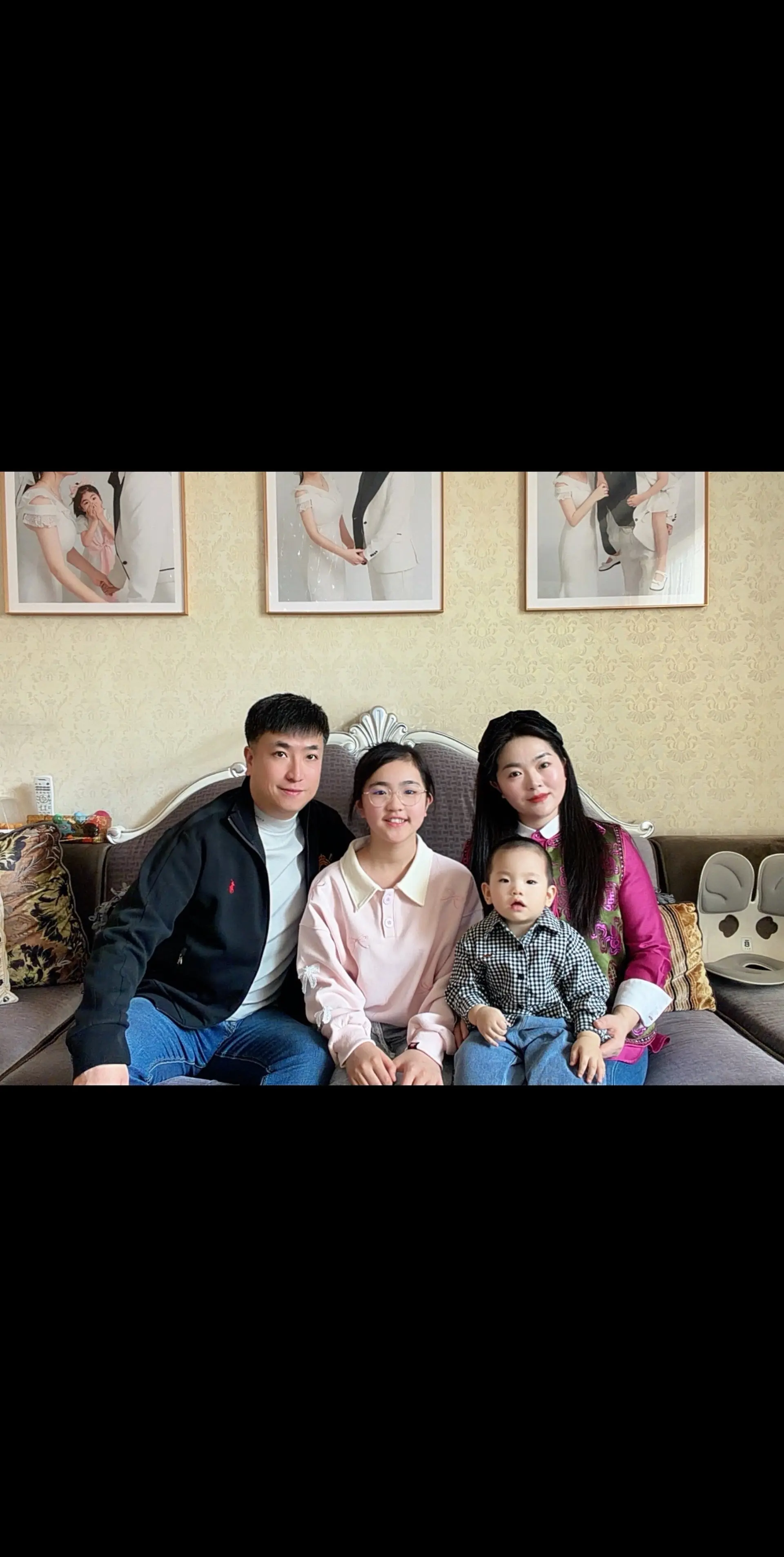 大年初一。   拍下这张全家福， 把此刻的团圆，变成来年的铠甲。大家，过年好！