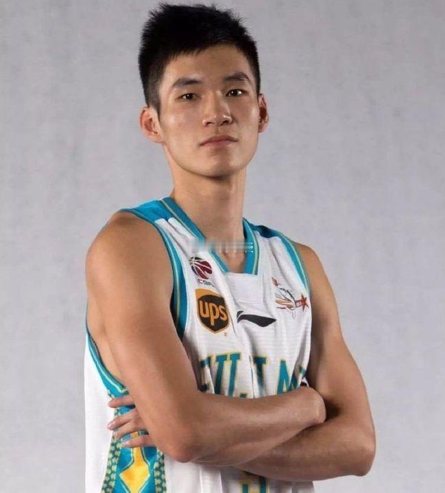 今天是福建男篮球员李江淮的33岁生日我的观赛搭子cba30年有你有我 ​​​