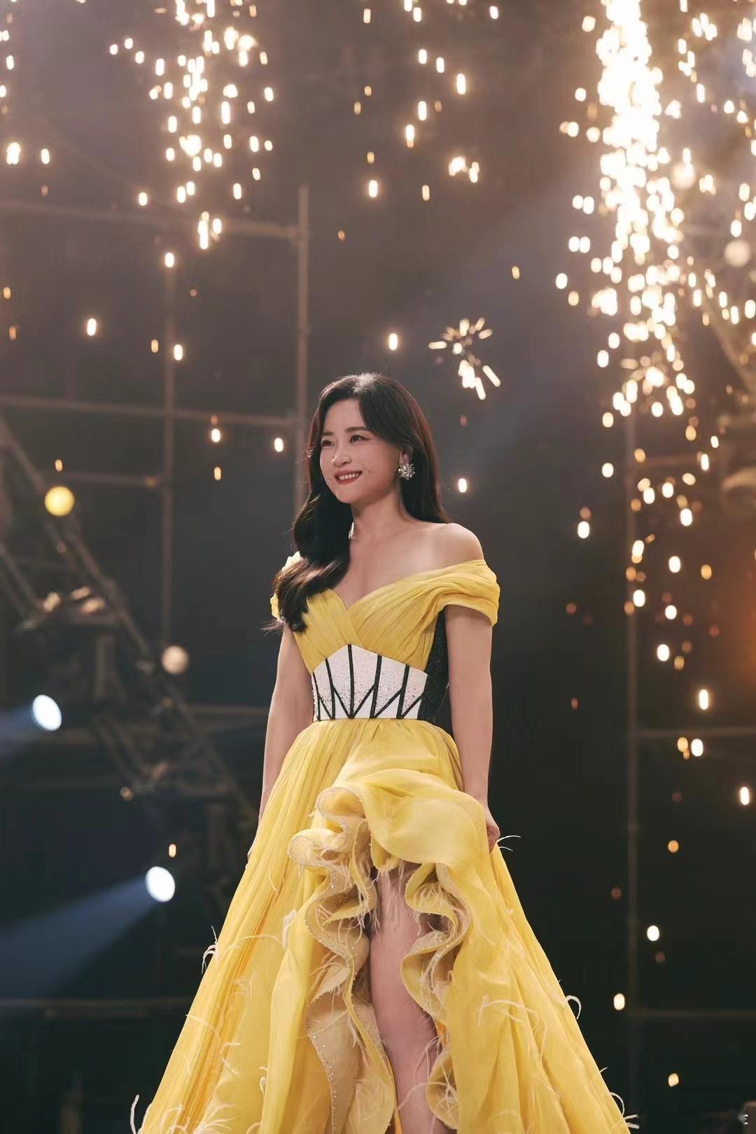 #两个贾玲对唱# 电影《热辣滚烫》热辣蜕变曲MV来袭！两个贾玲隔空对唱《一切都来