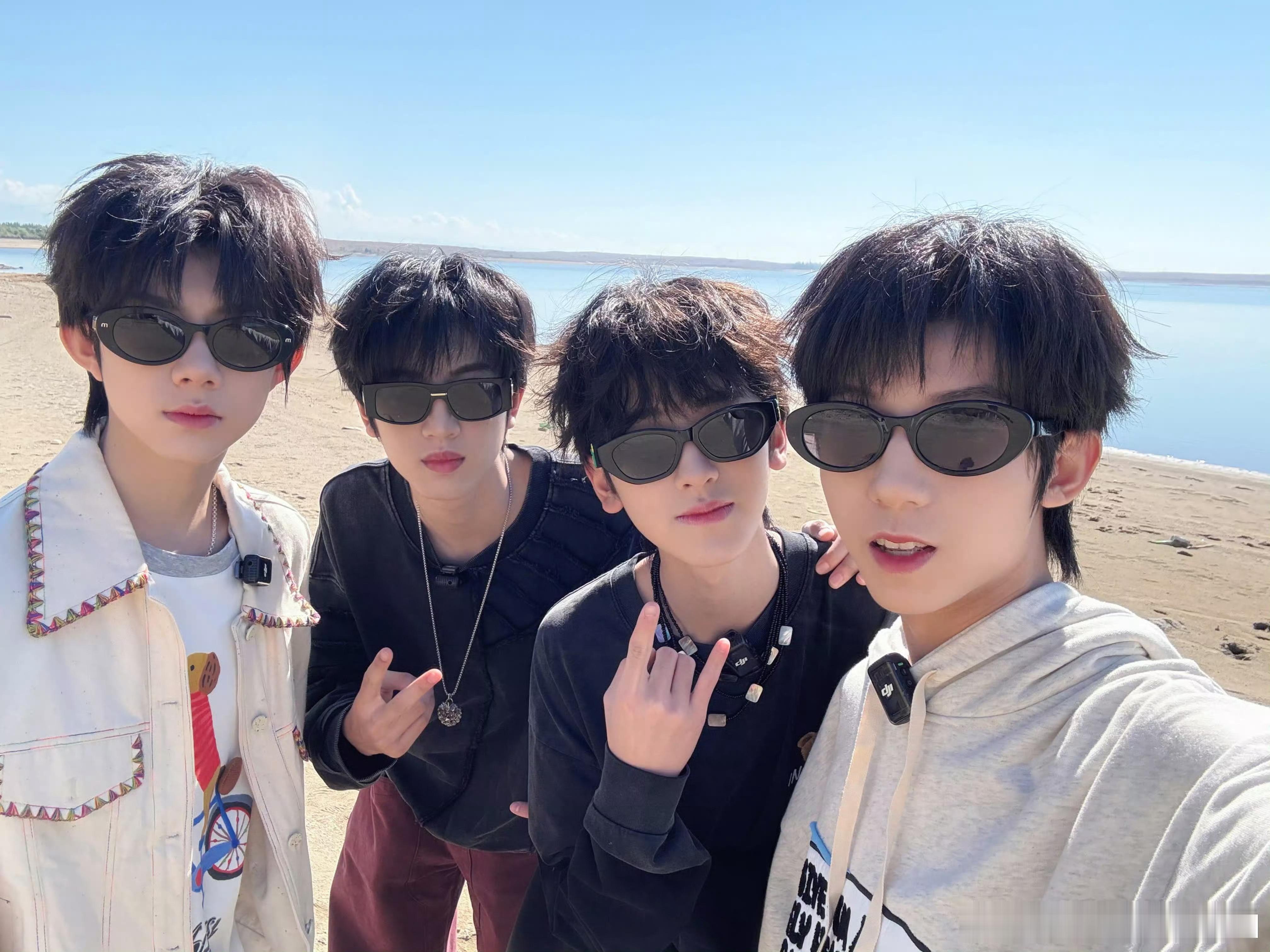 张桂源陈奕恒左奇函杨博文合照左奇函晒新疆游合照！少年们太帅了左奇函晒新疆游合照