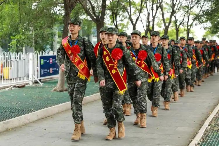 新同志们入营啦！心念念的军营如约而至，不知道新兵同志们面对和电视电影上差别巨大的