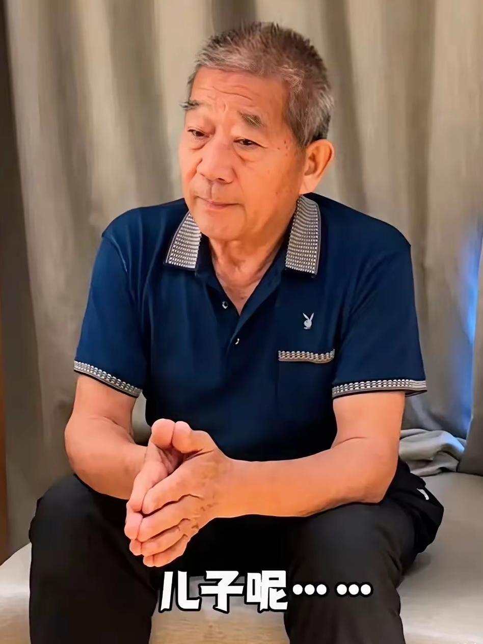 吵翻了！父亲节最让人破防的一张图：75岁爸爸送6岁女儿去寄宿学校……网友：父爱伟