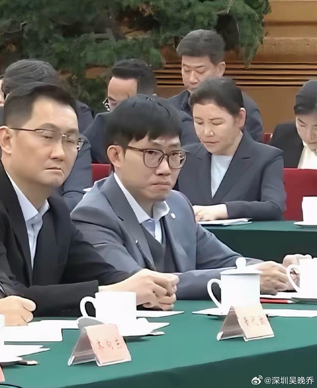 梁文峰这眼神阴森可怕，一看就是个狠人。难怪股市的散户们整天都在痛骂他，割韭菜心狠