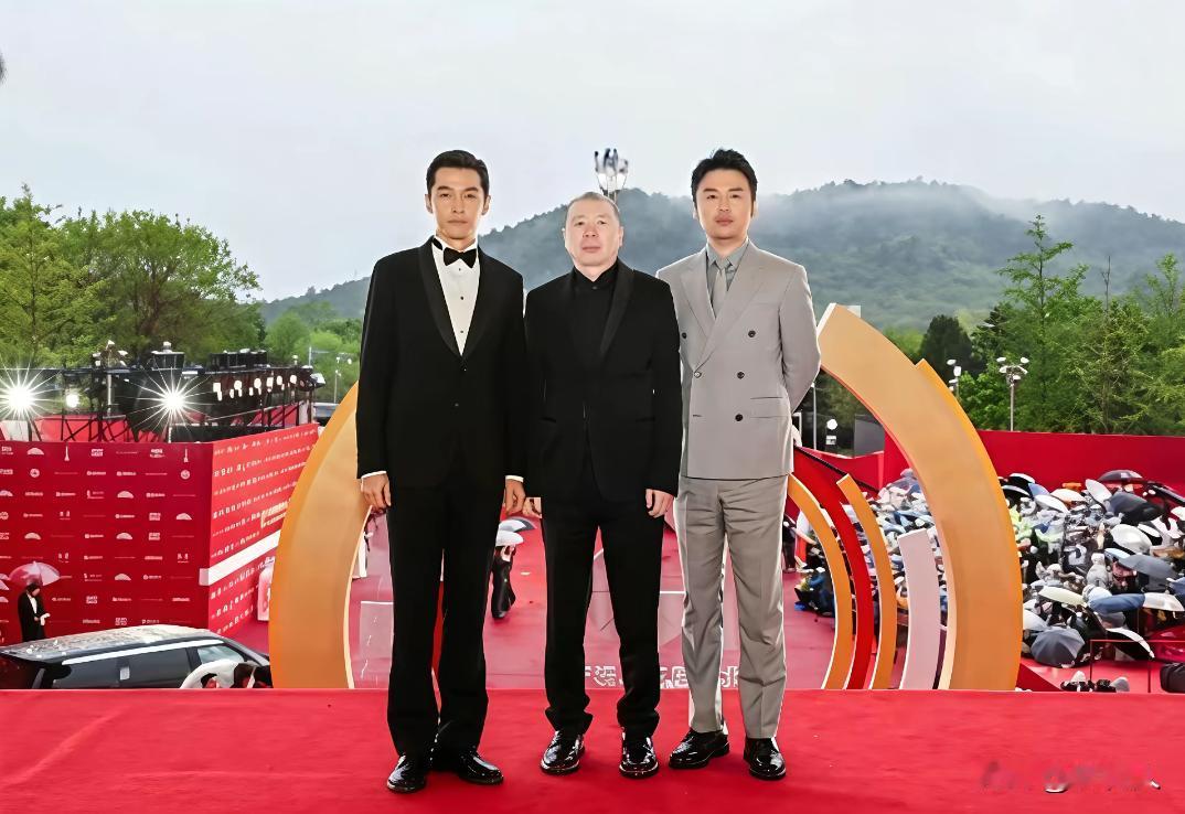 冯小刚、雷佳音、胡歌三人为电影《抓特务》，进行宣传亮相。胡歌身着黑色领结正，冯小