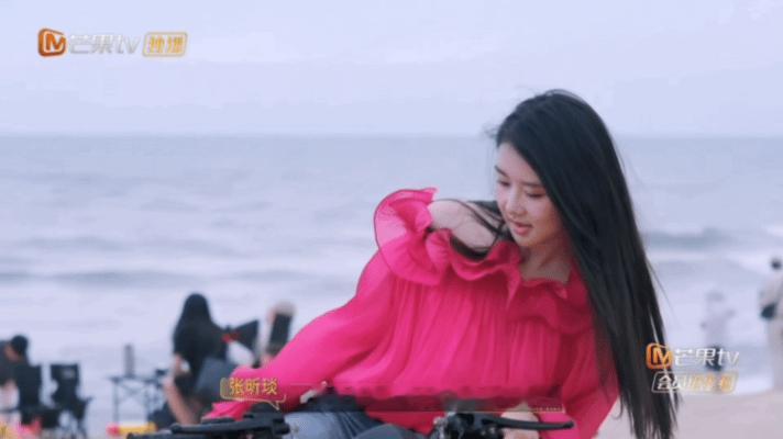 三人约会女嘉宾从情敌变助攻摒弃雌竞才最迷人，同喜欢一个男生开启三人约会，昕琰选择