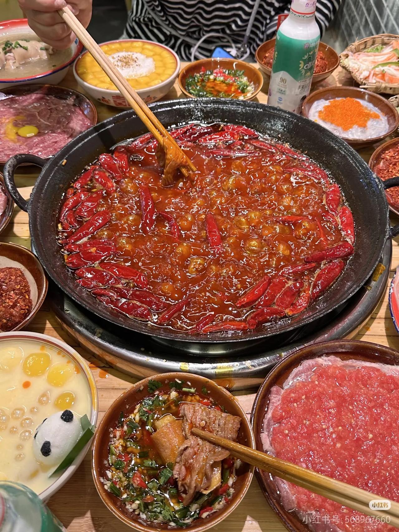 成都一对情侣晚上吃完火锅，
扫码付了280，到家以后才发现没扣，又赶紧回到了店里