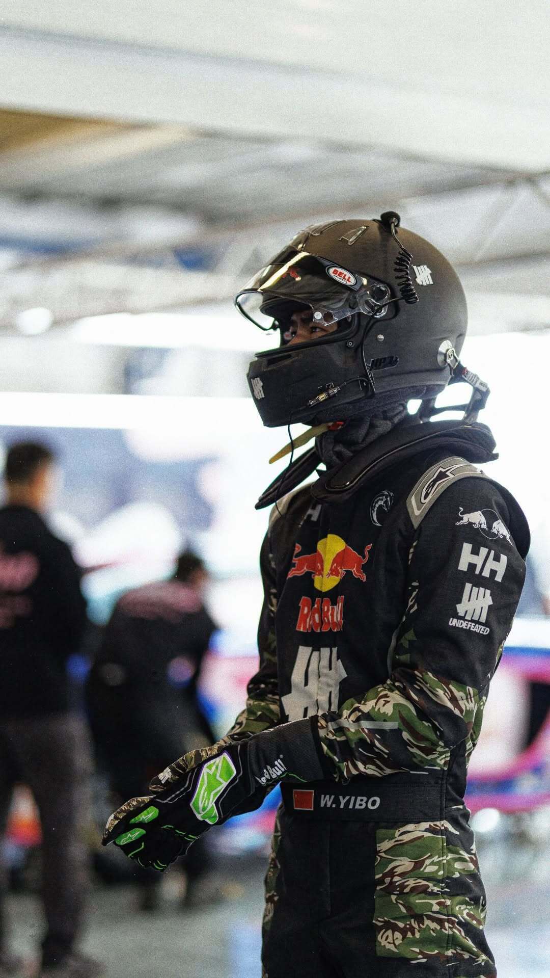 王一博  王一博ins更新并回关两位uno赛车手～～