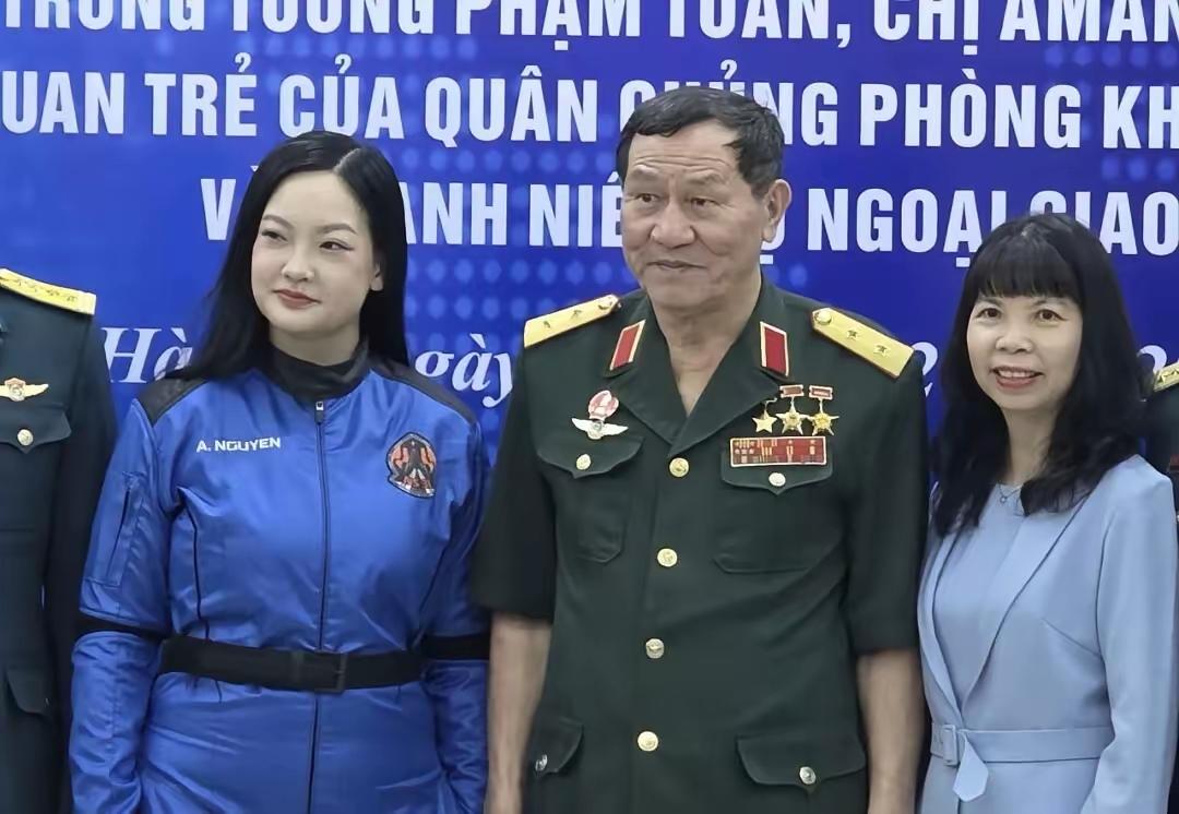 都是普通的太空游客，但他们是越南人的骄傲。
在越南海外侨务国家委员会举办特别交流