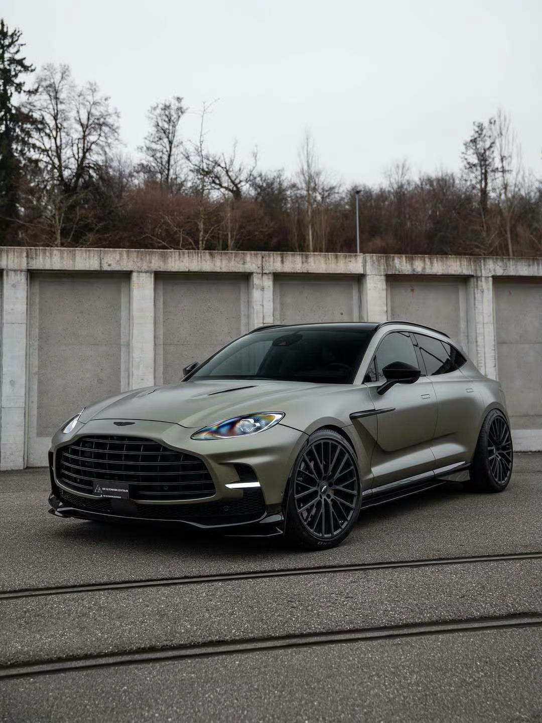 阿斯顿·马丁 DBX 707 