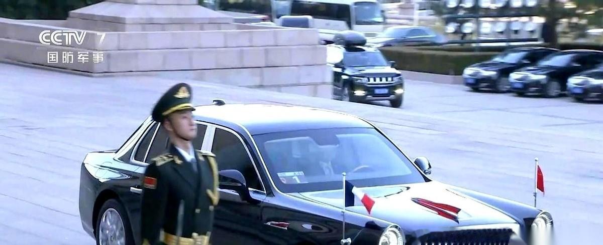 马克龙前脚刚走，法国媒体后脚就替他把“真心话”给说出来了，笑死。
说我们那辆红旗