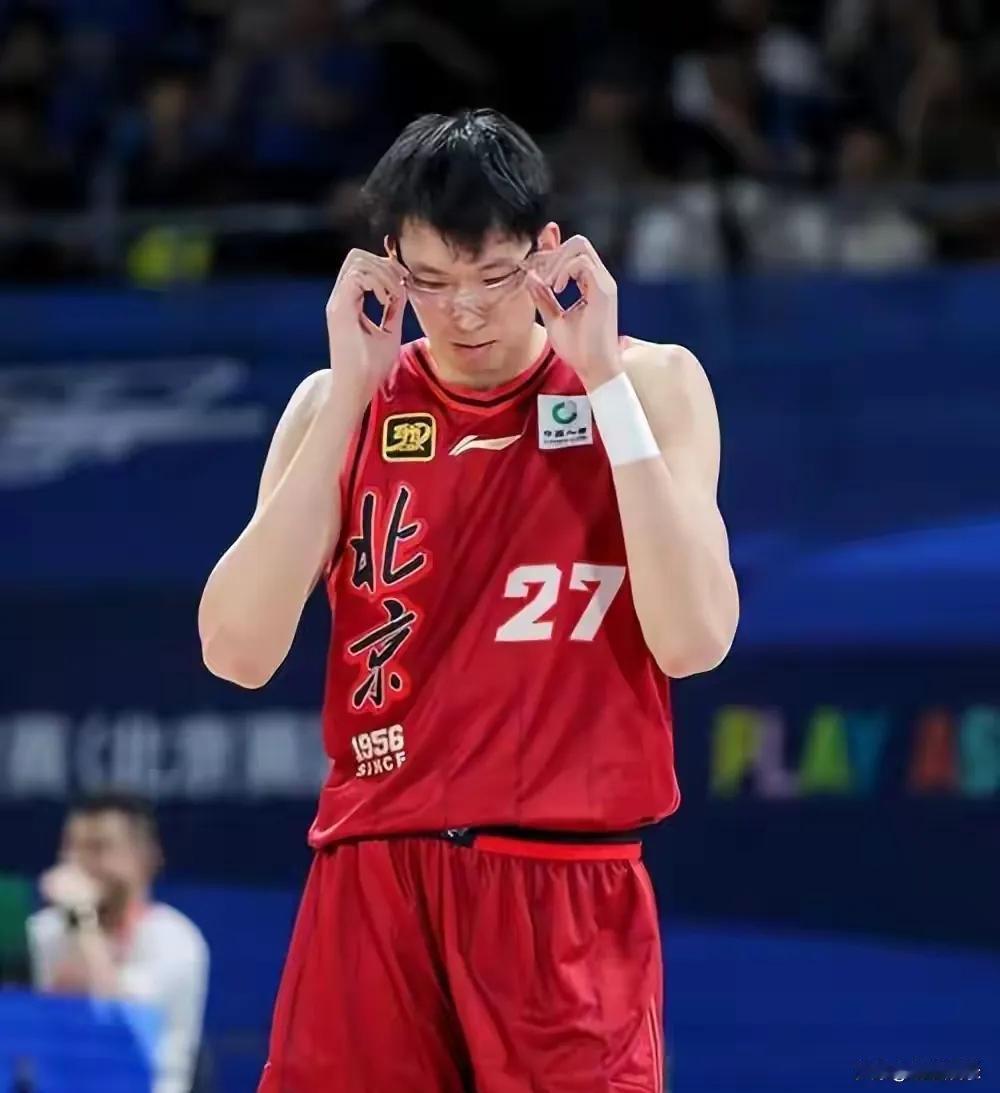 周琦的妻子王欣怡近日引发关注，这位1米8的美女空姐不仅外形出众，与周琦的爱情故事