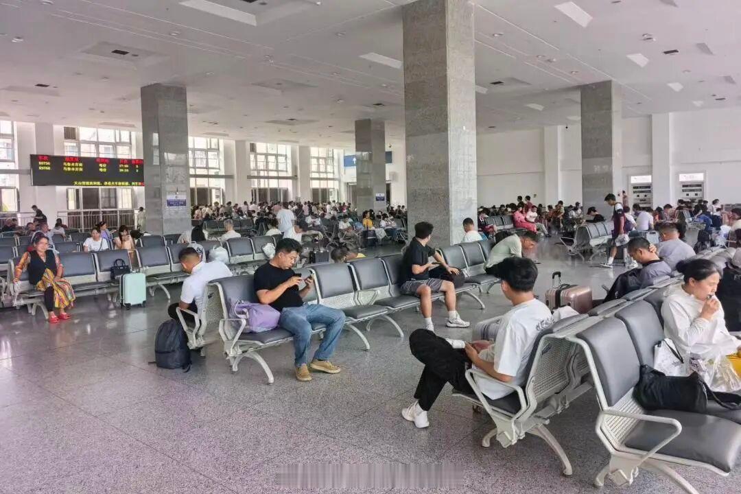 铁路公告牌【7月20日起，将有2对旅客列车改由乌鲁木齐南站到发】2026年7月2