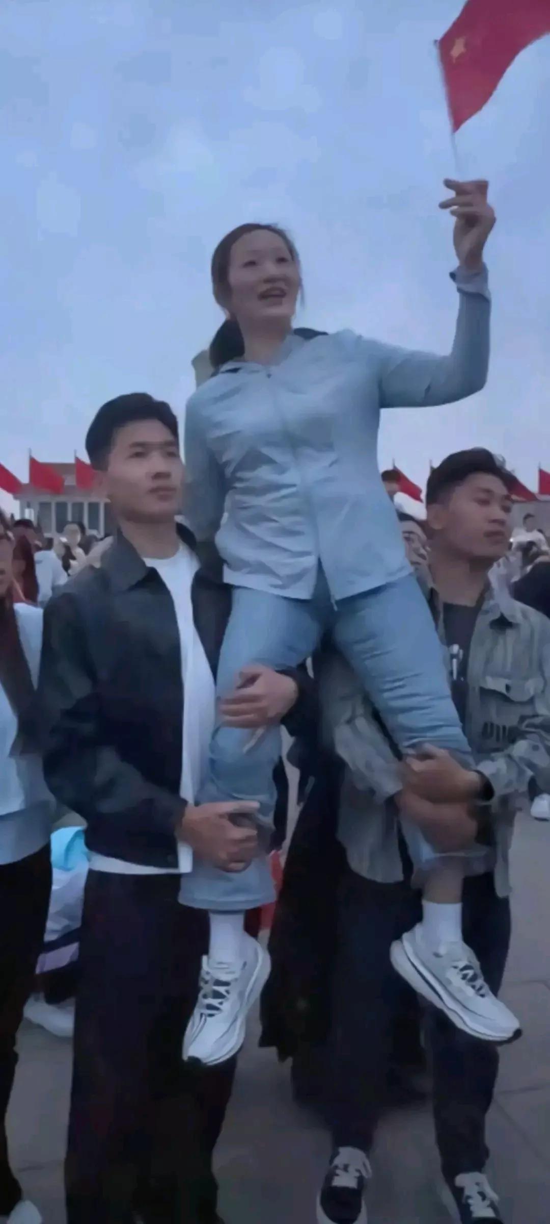 真丢人，这马屁拍得太过了！

看了这个画面，我的鸡皮疙瘩都起来了，两个年轻的小伙