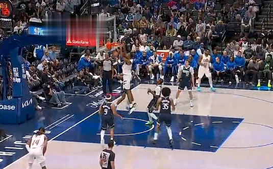 莫布利转身暴扣得手，半场12中10已经砍下23分4篮板