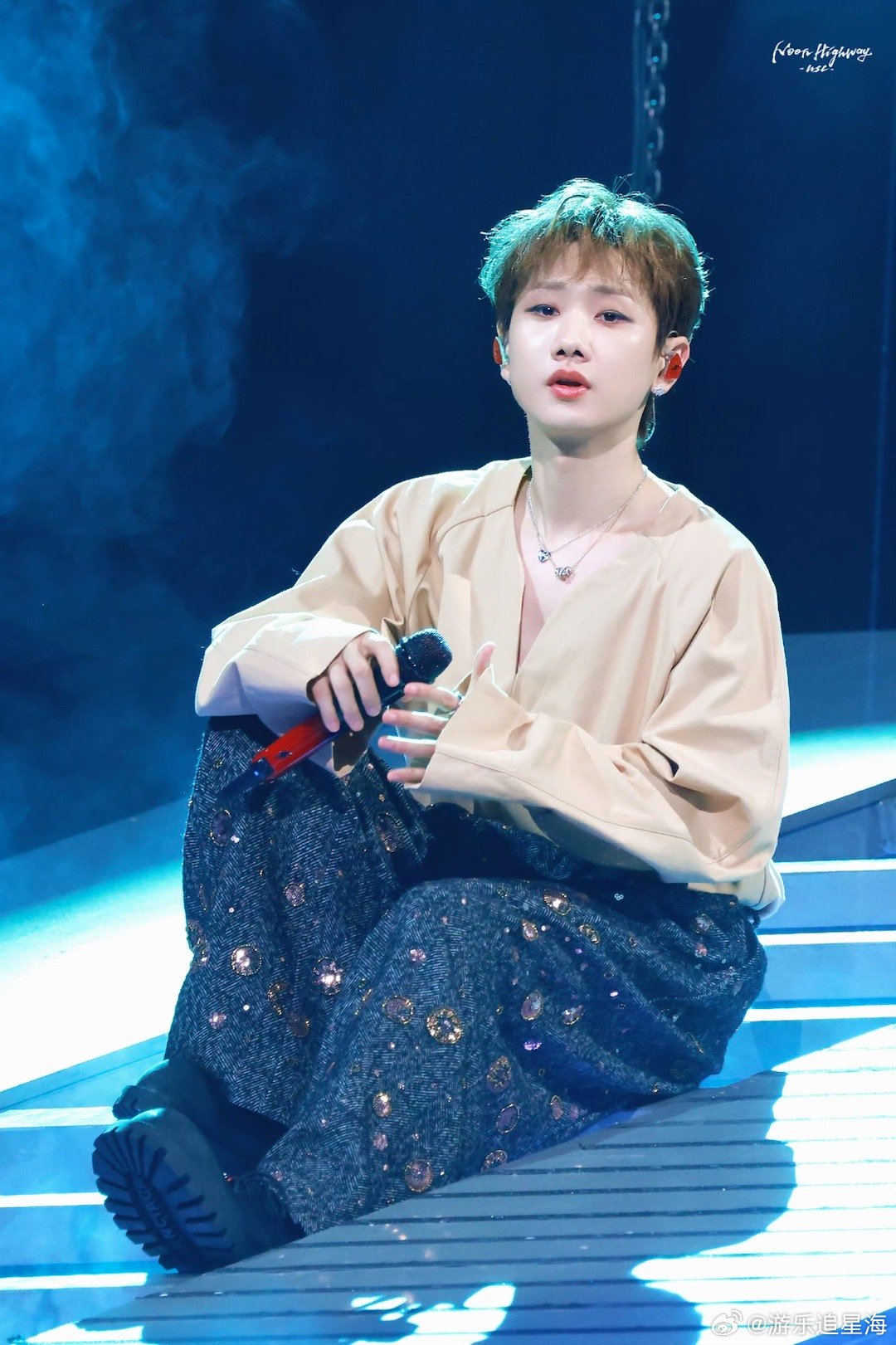 汪苏泷今天不握手了 主打一个“我很好，你们也好，但手不能握”，这傲娇劲儿太可爱了