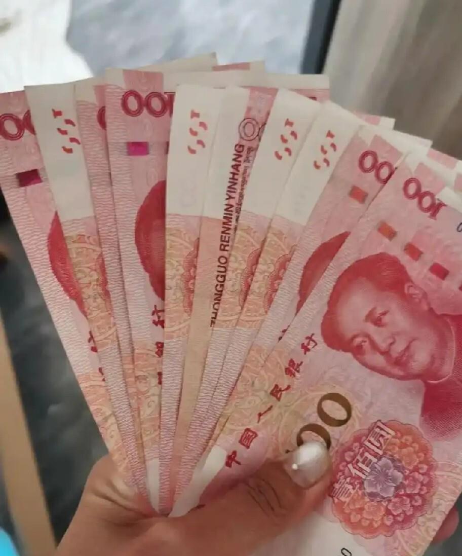 我今早给独居的大舅转了一千块，特意备注了父亲节快乐。大舅那个独生女前些年生病走了